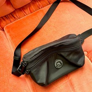 This Fanny pack/belt bag is in excellent condition from Fossil